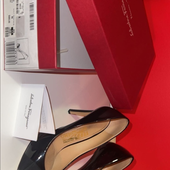Black Salvatore Ferragamo heels comes with original box an authentication card - Picture 8 of 8